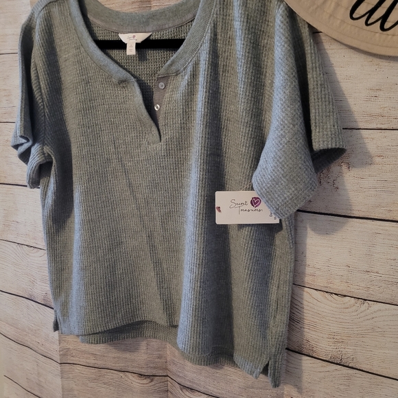 💥NWT Grey Vneck Waffle Top✨️ - Picture 8 of 11